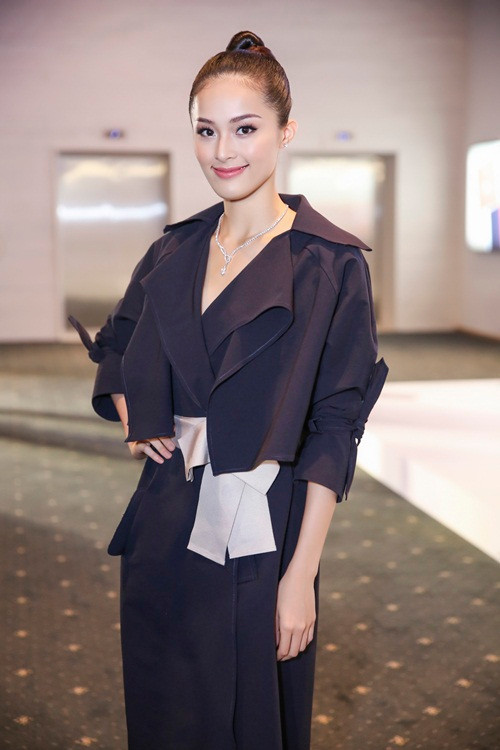 Không riêng gì váy áo đắt đỏ, trang sức của Hạ Vi được mua với giá tiền tỷ. Trong một sự kiện mới diễn ra, Hạ Vi xuất hiện với thiết kế mới nhất của nhà mốt sang chảnh như thế.