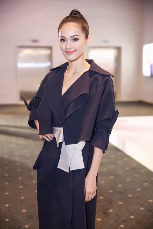 Không riêng gì váy áo đắt đỏ, trang sức của Hạ Vi được mua với giá tiền tỷ. Trong một sự kiện mới diễn ra, Hạ Vi xuất hiện với thiết kế mới nhất của nhà mốt sang chảnh như thế.