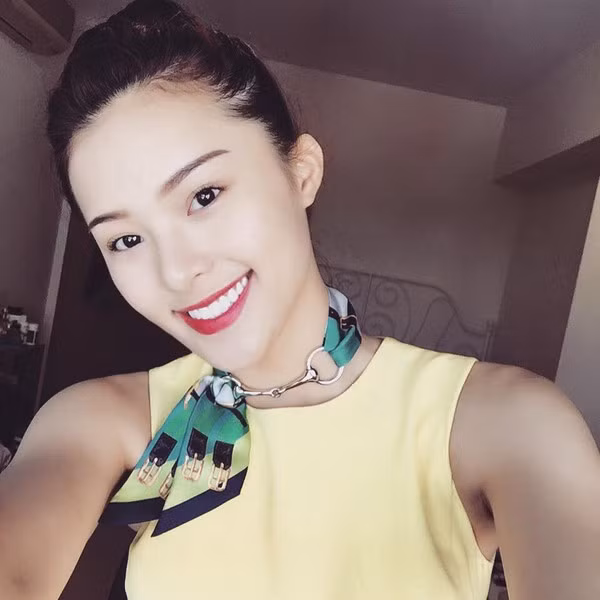 Một phụ kiện nho nhỏ khác của Hạ Vi là khăn lụa Hermes có giá khoảng 10 triệu đồng.