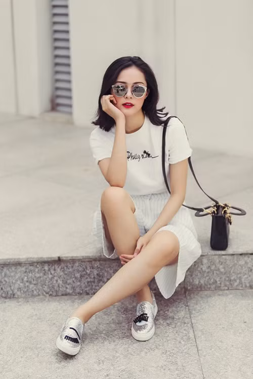 Cô nổi tiếng là “chịu chơi” khi sở hữu những chiếc túi giống nhau nhưng khác màu để dễ dàng phối đồ như túi hiệu Lady Dior này.