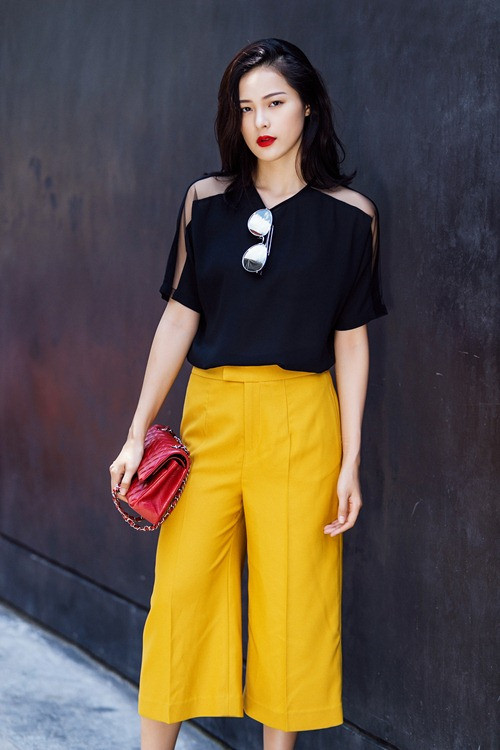 Túi Chanel màu đỏ rực của Hạ Vi mang trên phố có giá xấp xỉ 3.000 USD (gần 70 triệu đồng).