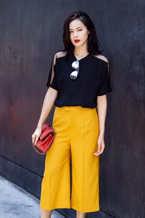 Túi Chanel màu đỏ rực của Hạ Vi mang trên phố có giá xấp xỉ 3.000 USD (gần 70 triệu đồng).