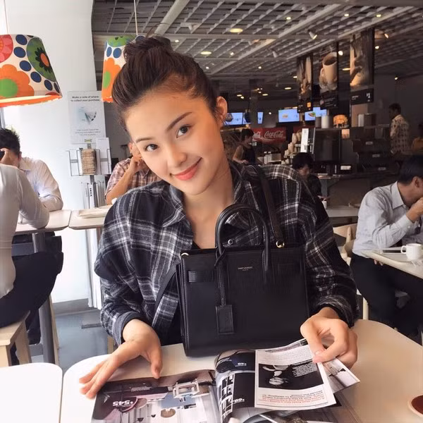 Ngoài túi Sac De Jour màu đỏ cỡ lớn, cô còn sở hữu một phiên bản nhỏ hơn màu đen có giá khoảng 1.990USD, khoảng 45 triệu đồng.