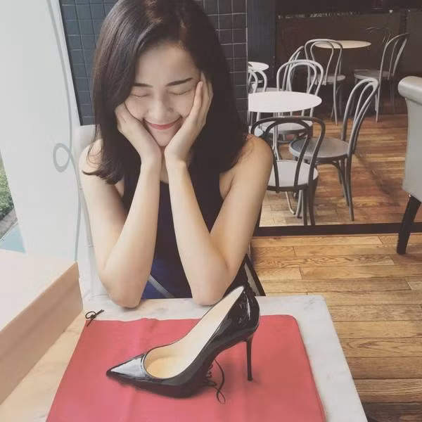 Và đương nhiên giày dép cũng là món đồ không thể thiếu khác của Hạ Vi. Đây là đôi giày Louboutin có giá 15 triệu đồng.