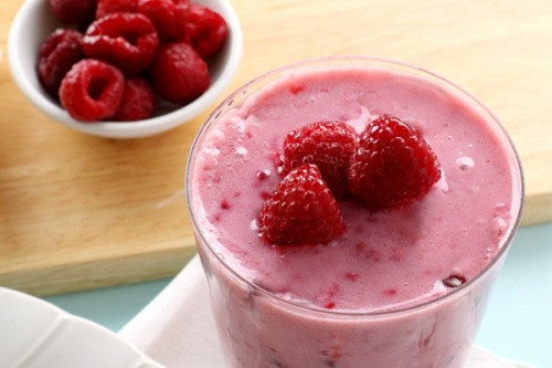 Theo đó, quả mâm xôi có thể ăn kèm sữa chua, sữa tươi, chế biến sinh tố mâm xôi hoặc chế biến thành bữa sáng dưới dạng bánh mứt, bánh kem,… Ngoài ra, quả mâm xôi cũng có thể dùng dưới dạng bột khô đã xay mịn hay ngâm rượu. (Ảnh từ Internet)