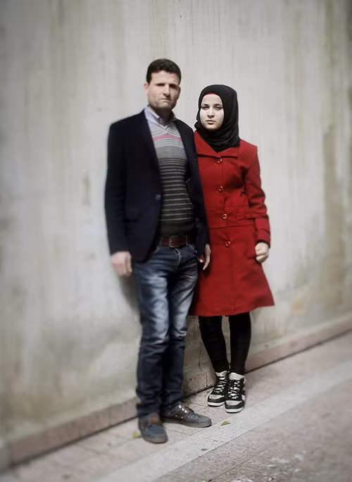 Ngoài ra, báo cáo cũng cho biết những cô bé sống trong vùng bị ảnh hưởng bởi cuộc xung đột có nhiều khả năng sẽ phải trở thành cô dâu trẻ con. Nhiều gia đình tị nạn coi là kết hôn là cách để bảo vệ con gái của mình khỏi sự lạm dụng tình dục và thoát nghèo. Trong ảnh là Meervat 14 tuổi và cha mình, ở tuổi 13 cô kết hôn với người chồng 22 tuổi trong khi người cha thu về 4000 USD (khoảng gần 90 triệu đồng).