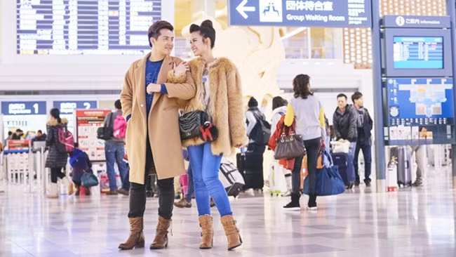 Đông Nhi từng tiết lộ rằng, thu nhập trong 1 năm của mình và bạn trai có thể nuôi công ty với 40 nhân viên, xây nhà, mua xe hơi, làm thêm những dự án, nhóm nhạc…