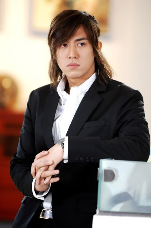 Trần Sở Hà: Tài tử Đài Loan có ngoại hình điển trai, thuộc top sao nam được yêu thích. Anh không vướng bê bối đời tư, khiêm tốn với đồng nghiệp. Nhưng ít ai biết rằng Trần Sở Hà có xuất thân đáng nể. Cha anh - ông Trần Khải Lễ là doanh nhân lớn, cũng là cha đỡ đầu của ông trùm xã hội đen.