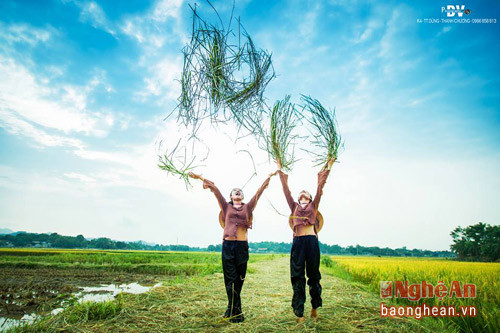 Ngắm bộ ảnh, nhiều người tấm tắc rằng, đâu cứ phải lộng lẫy phấn son, phục trang hiện đại mới đẹp, mà đôi khi, vẻ đẹp đến từ chính sự mộc mạc, dân dã!