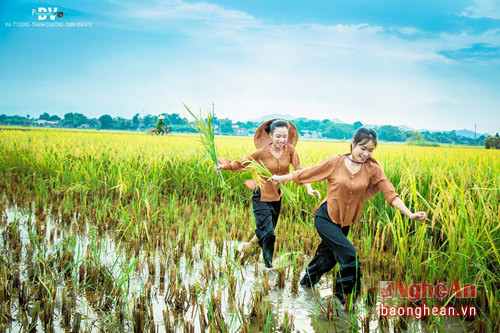 Hai nữ sinh là Nguyễn Thị Hồng Ngọc và Trần Ánh Tuyết, cùng là học sinh lớp 12E, trường THPT Đặng Thúc Hứa (Thanh Chương). Ảnh: Vũ Đình Vinh.