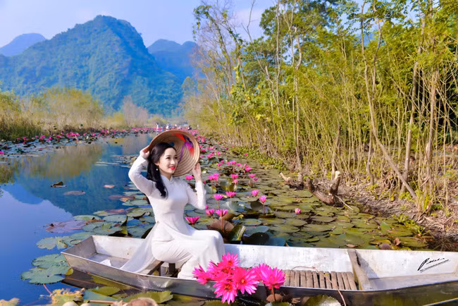 Giữa tiết thu dịu mát, được đắm mình trong khung cảnh lãng mạn, nên thơ này sẽ khiến bạn quên hết đi những khái niệm về thời gian.