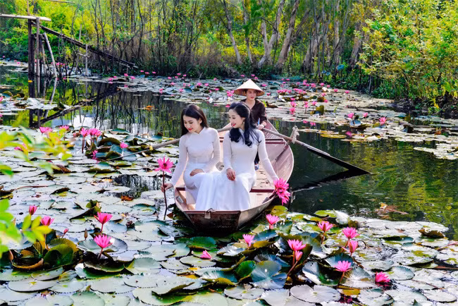 Được biết, chi phí đi thuyền vào Suối Yến là 250.000 đồng/thuyền.