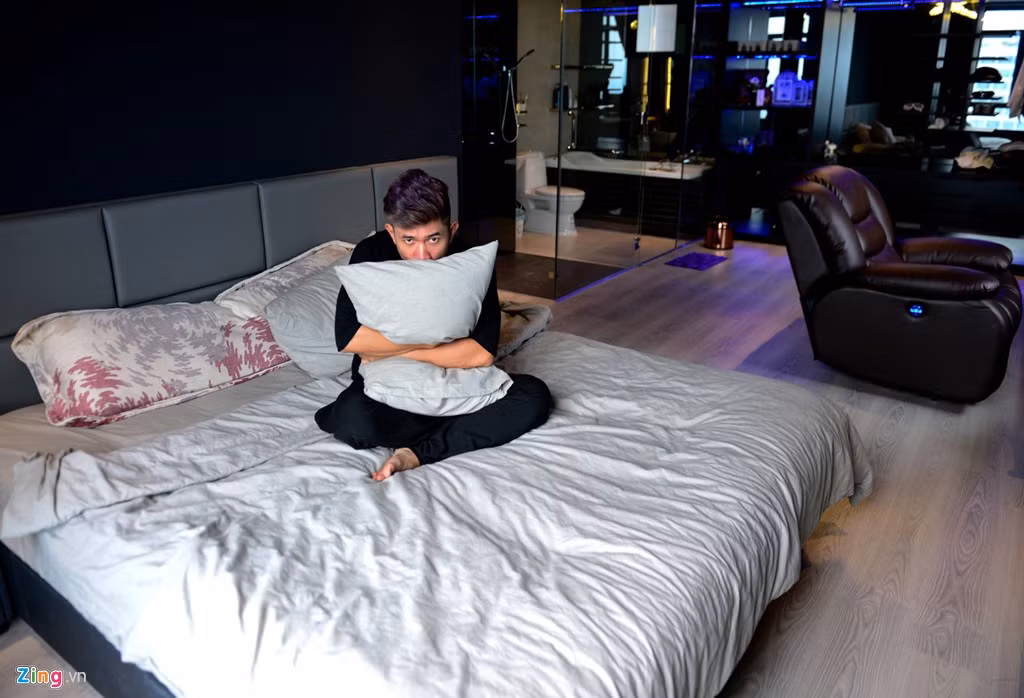 Phòng riêng của nhạc sĩ thiết kế theo gam màu trắng xám nâu.