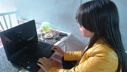 Hieu truong lam co giao bau vi so che... yeu sinh ly