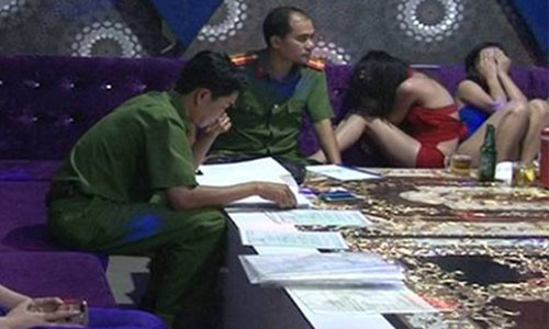 Cảnh sát lập biên bản bắt quả tang nữ tiếp viên múa thoát y kích dục khách tại cơ sở Tây Đô. Ảnh: Bích Ân/Công an Bạc Liêu.