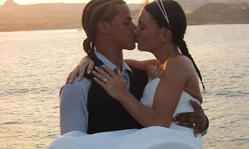 Heather về nước sinh con, chưa đầy một tháng sau thì Adonis đã kết hôn với người phụ nữ khác