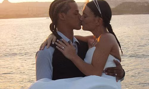 Heather về nước sinh con, chưa đầy một tháng sau thì Adonis đã kết hôn với người phụ nữ khác