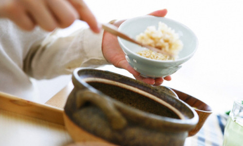 Việc trẻ ăn thức ăn trước sau đó mới ăn cơm là việc không nên bởi thức ăn chứa nhiều chất dinh dưỡng. Ảnh minh họa.