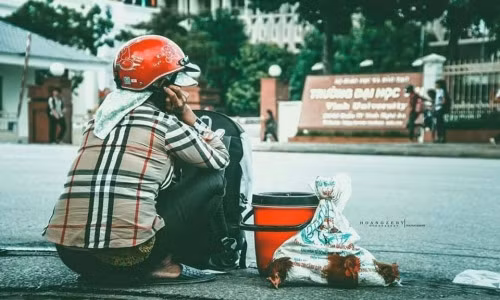 Me tay xach nach mang len pho tham con gay xuc dong