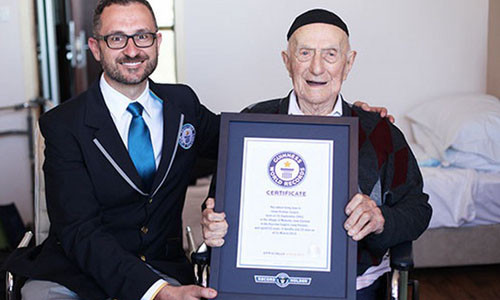 Ông Kristal nhận giấy chứng nhận người già nhất thế giới của kỉ lục Guinness.