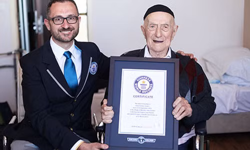 Ông Kristal nhận giấy chứng nhận người già nhất thế giới của kỉ lục Guinness.