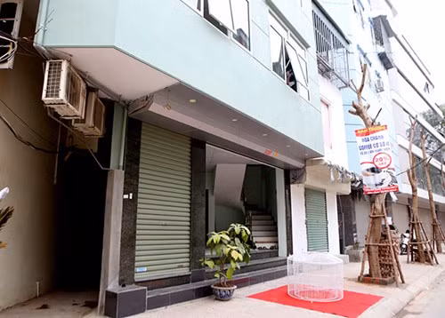 Do diện tích nhỏ và hẹp nên chủ nhà xây tầng hai ra vỉa hè chừng hơn 1m.