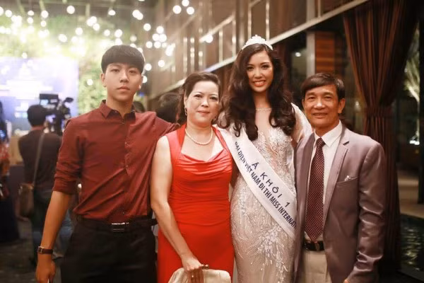 Thành công của Thuý Vân trong các cuộc thi lẫn sự nghiệp được xây dựng trên nền tảng gia đình. Gia đình Thuý Vân có truyền thống kinh doanh nên từ nhỏ, bên cạnh các lớp năng khiếu và ngoại ngữ, cô còn được ba mẹ rèn luyện tinh thần tự lập, tự lao động để hiểu rõ giá trị của đồng tiền. Trong lĩnh vực MC, Thuý Vân hiện đang là một trong những gương mặt sáng giá và đắt show các sự kiện lớn nhất nhờ lối dẫn tự nhiên, duyên dáng, tư duy tiếng Anh song ngữ và vốn kiến thức khiến nhiều người phải kiêng nể.