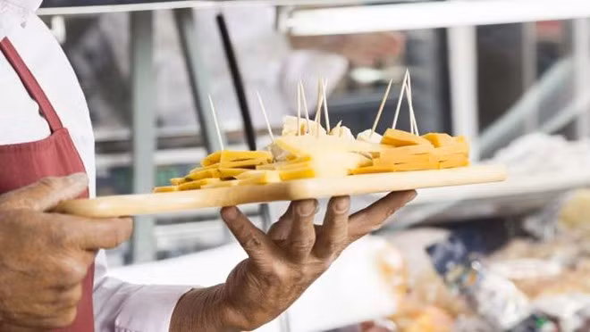 3. Liên tục ăn hàng dùng thử Mọi người đều yêu thích hàng dùng thử, đôi khi bởi những món ăn cắm que tăm khá hấp dẫn. Tuy nhiên, ăn liên tục 5 lần cũng chẳng giúp thay thế được bữa trưa. Ngoài ra, nên nhớ rằng, mục đích của những đơn vị mời món ăn cắm tăm này là khiến bạn mua nhiều hơn.