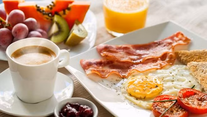 2. Lấy đồ ăn từ buffet sáng khách sạn Khách sạn cũng chẳng bận tâm nếu bạn lấy một ít trái cây hay vài cốc sữa chua từ bữa sáng buffet. Nhưng nếu bạn mang cả túi, hộp đến để lấy đồ về cất tủ lạnh trong phòng thì khó chấp nhận được. Hành động này vừa khiến bạn mất hình ảnh, vừa chẳng đáng tiết kiệm.