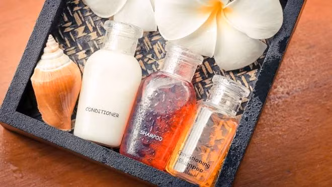 1. Lấy đồ dùng cá nhân ở khách sạn Đồ dùng cá nhân trong khách sạn là món đồ yêu thích của du khách. Tuy nhiên, nếu vì muốn tiết kiệm chút tiền mua đồ này mà bạn lấy trộm trên xe đẩy của nhân viên vệ sinh thì khó chấp nhận được. Ngoài ra, những món đồ này cũng chẳng giúp bạn tiết kiệm là bao.