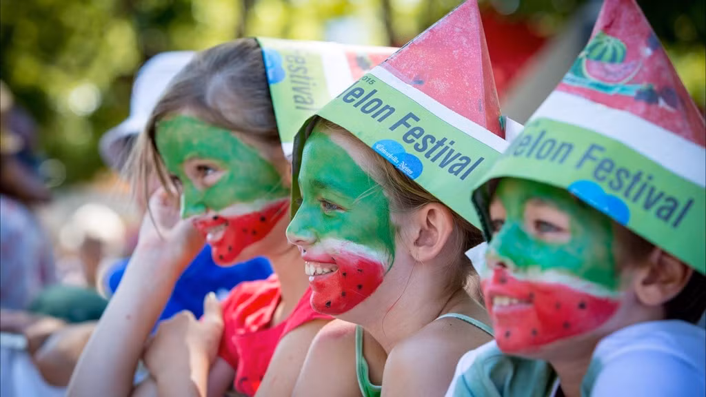 Những em nhỏ với gương mặt được hóa trang thành trái dưa hấu. Ảnh: Atdw-online.