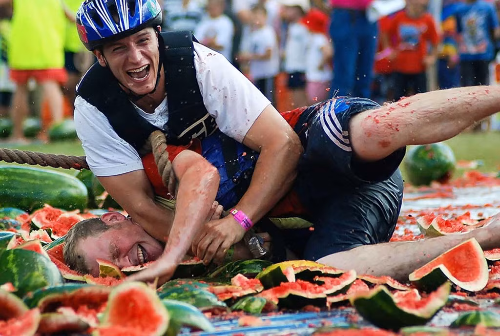 Tuy nhiên, dưa hấu rất trơn nên để giữ thăng bằng được trên những đôi giày dưa hấu là điều không hề dễ dàng. Rất nhiều du khách bị ngã ngay khi bắt đầu cuộc đua. Tất cả đều cười sảng khoái. Ảnh: Event-carnival.