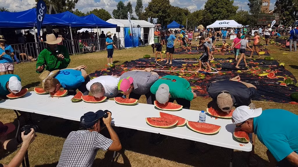 Du khách và người dân tham gia thi ai ăn dưa nhanh hơn. Ảnh: Terry O’Leary/twitter.