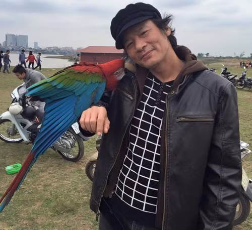 Hiện tại, anh đang sống cuộc sống khá giản dị với công việc của một đạo diễn, bán hàng và chăm chút cho gia đình. Quãng thời gian còn lại, anh dành cho những thú vui riêng.