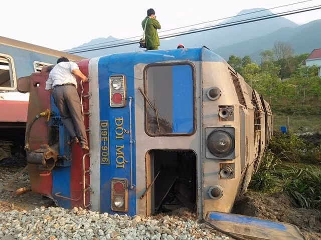 Tai nan tau hoa tham khoc o Hue: Pho tau chua kip ve gio bo-Hinh-2