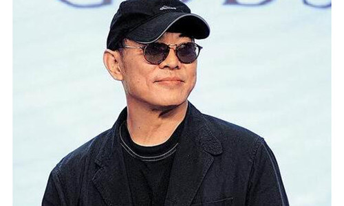 Lý Liên Kiệt che bớt gương mặt giấu vẻ tiều tụy trên sân khấu.