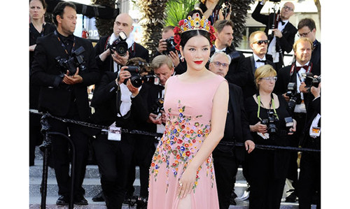 Ly Nha Ky la ai khi coi bo anh hao quang?