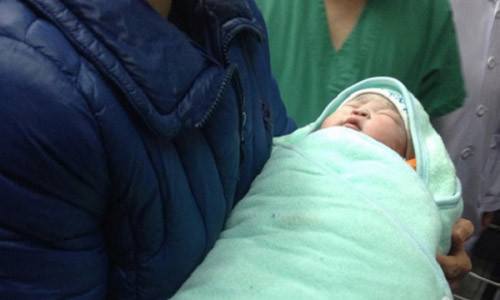 Em bé đầu tiên sinh ra nhờ mang thai hộ tại Việt Nam.