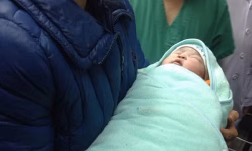 Em bé đầu tiên sinh ra nhờ mang thai hộ tại Việt Nam.