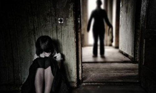 Be gai bi ban nhau cua bo gio tro dam o luc nua dem