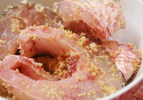 Sau khi sơ chế, chế biến xong. Sau khi đã sơ chế sạch cá, nếu trong nhà có sẵn nước trà, bạn chỉ việc rửa tay trong bát nước trà, mùi tanh sẽ tan biến rất nhanh.