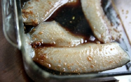 Trước khi rán, bạn cho cá vào ngâm cùng một ít sữa bò, như vậy sẽ làm cá hết mùi tanh và tăng thêm độ tươi. Trước khi kho, nấu hay rán cá có thể ướp thêm 2 thìa rượu trắng. Sau khi chế biến cá sẽ hết mùi tanh đồng thời có mùi vị thơm hơn.