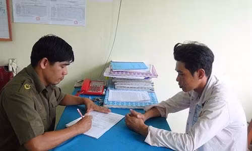 Nam thanh nien den trai hom mua quan tai de lua tien