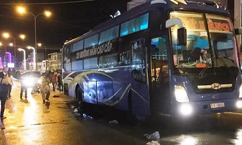 Xe khach mat phanh tong chet nguoi di xe dap