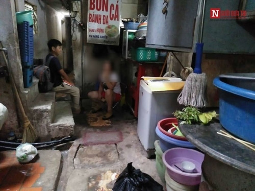 Ngoi nha 10m2, 10 nguoi o va chuyen an ngu, di ve sinh phai canh gio-Hinh-2