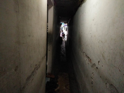 Ngoi nha 10m2, 10 nguoi o va chuyen an ngu, di ve sinh phai canh gio