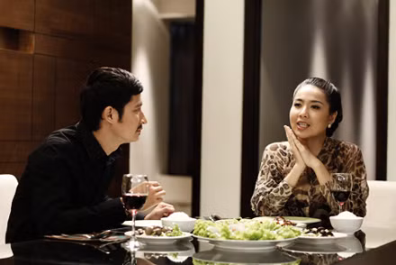 Trong Cô dâu đại chiến, Lê Khánh thủ vai diễn một cô đầu bếp.