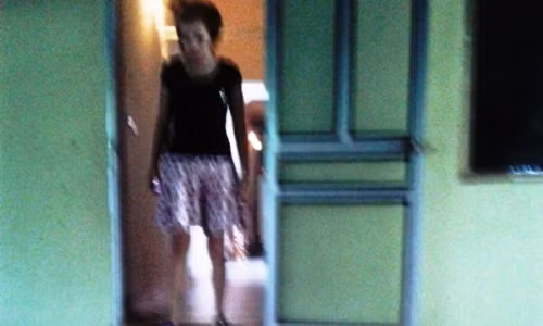 Mỗi khi xong việc, những "chân dài" lại về chỗ "trú ẩn" của mình qua một cái ngách nhỏ.