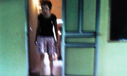 Mỗi khi xong việc, những "chân dài" lại về chỗ "trú ẩn" của mình qua một cái ngách nhỏ.