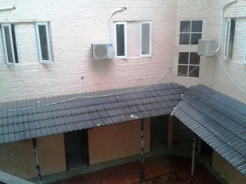 Dãy nhà phía sau của nhà nghỉ kín đáo, thông với một ngõ nhỏ để những "chân dài" lui tới "chiều" khách.